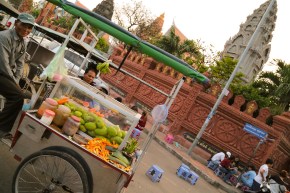 Wat Ounalom, Royal Palace, Phnom Penh, Cambodia, mango seller