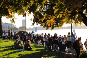 hands-around-lake-merritt-autumn