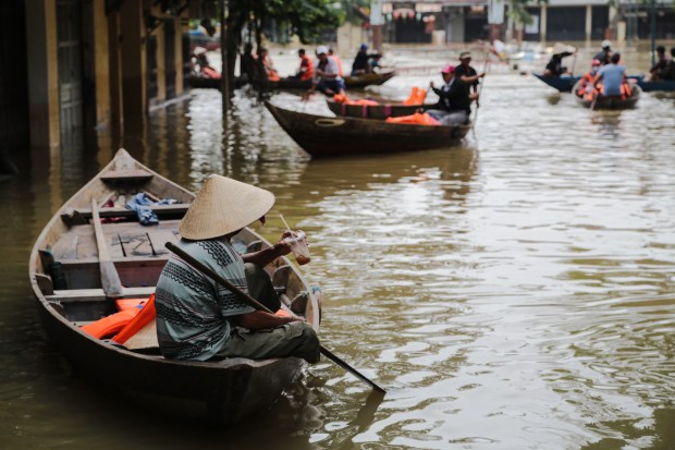 hoi-an-flood-waiting-for-passengers
