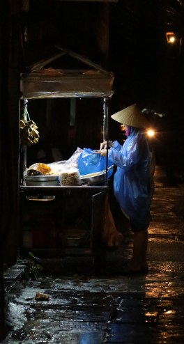 hoi-an-night-vendor