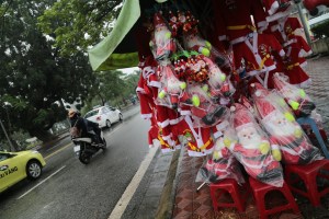 santa-swag-on-the-street-in-hue