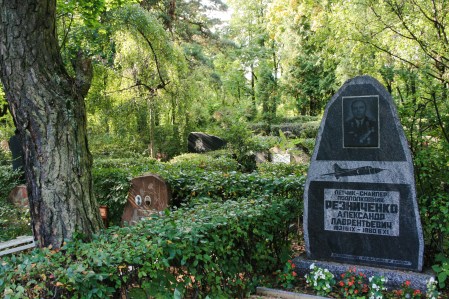 latvia-cemetery-w-military-grave