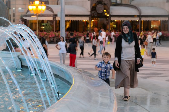 skopje-boy-by-fountain