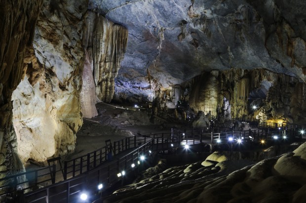 paradise-cave-walkway