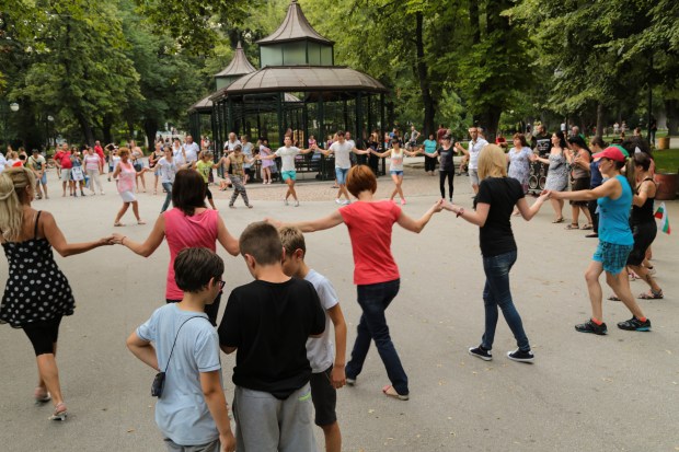 Bulgaria park dance